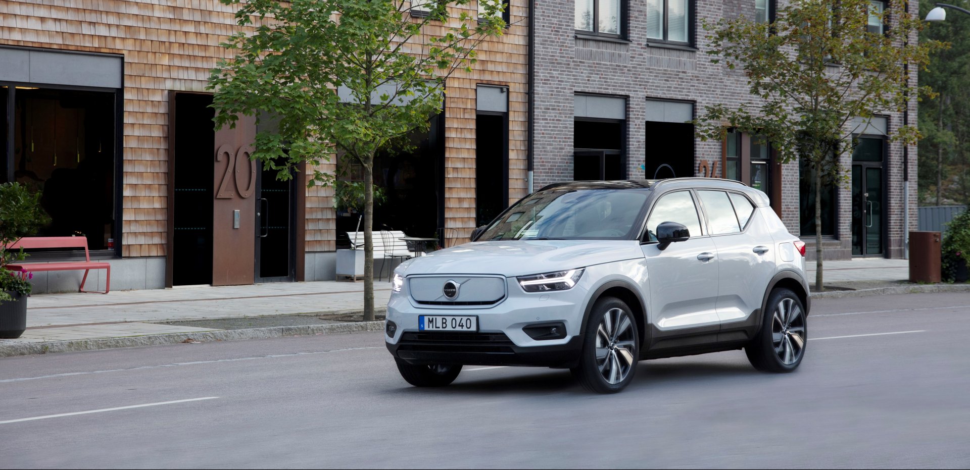 Volvo lanserar ny billigare variant av elbilen XC40 bild